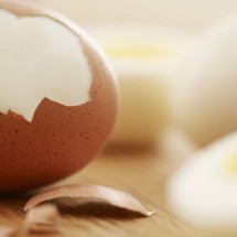 راحت ترین روش جدا کردن پوست تخم مرغ آبپز